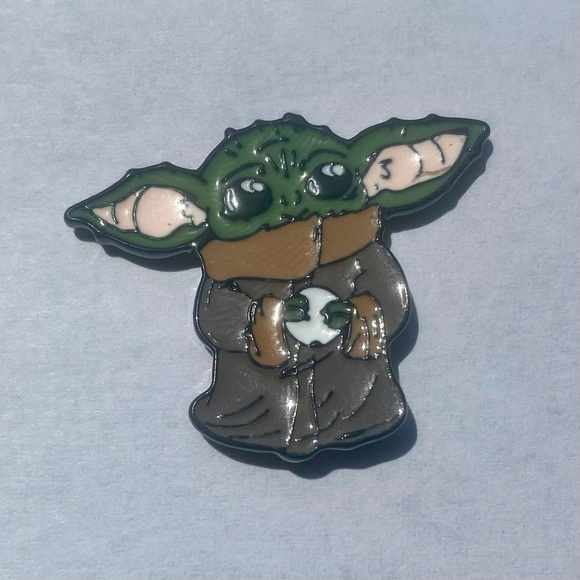 Set of 2 Yoda Enamel Pins Star Wars Movie Fan Mandalorian TV Aliens Matching Set - Picture 6 of 14